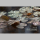 A - Trauer – Beileid – Kondolenz - Trauerkarte im Format 11,5 x 17 cm mit Umschlag - Blätter mit Wassertropfen im Wasser - Querformat