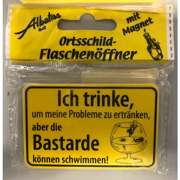 "Ich trinke,um..." - Flaschenöffner Ortsschild Spruch - Albatros-Geschenkartikel