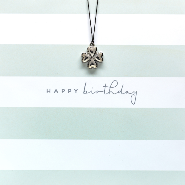 Geburtstag quadratische Glückwunschkarte mit Umschlag und Glücksarmband Little Things Happy Birthday Kleeblattanhänger