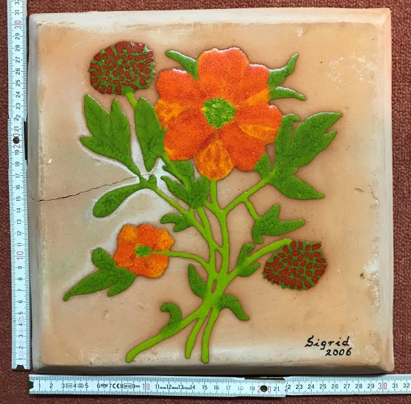 Kachelbild - bemalte Terracottaplatte - 1 große Terracotta-Kachel im Format 30,5x30,5 cm - Dekor: Blume