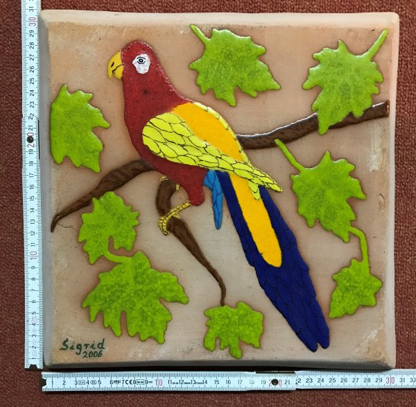 Kachelbild - bemalte Terracottaplatte - 1 große Terracotta-Kachel im Format 30,5x30,5 cm - Dekor: Papagei