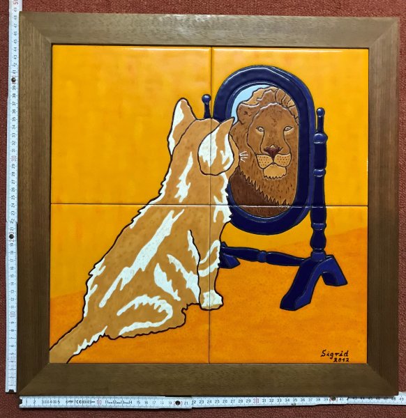 Kachelbild mit Rahmen - 2x2 Kacheln im Format 20x20 cm - Gesamtgröße mit Rahmen 48 x 48 cm - Dekor: Katze im Spiegel Löwe