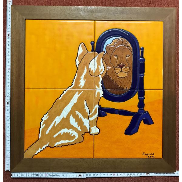 Kachelbild mit Rahmen - 2x2 Kacheln im Format 20x20 cm - Gesamtgröße mit Rahmen 48 x 48 cm - Dekor: Katze im Spiegel Löwe