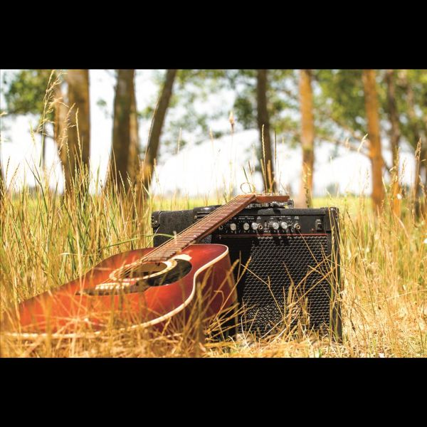 AV Ohne Text Frühjahr Glückwunschkarte mit Umschlag Gitarre, Verstärker im Gras
