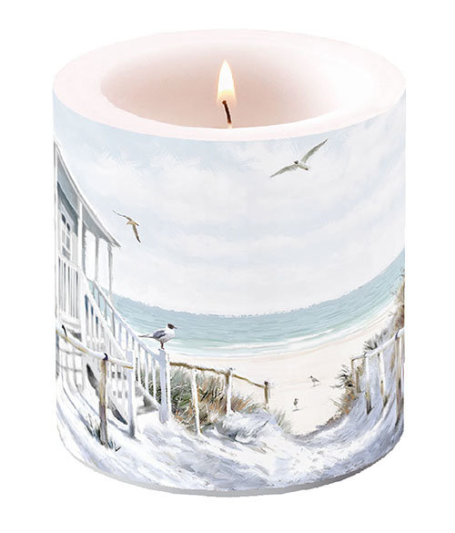 Kerze klein – Candle small – Format: Ø 7,5 cm x 9 cm – Brenndauer: 35 Std. - 1 Kerze pro Packung - Beach Cabin – Strandhütte