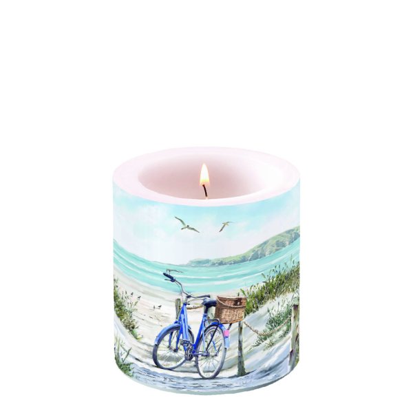 Kerze klein – Candle small – Format: Ø 7,5 cm x 9 cm – Brenndauer: 35 Std. - 1 Kerze pro Packung - Bike at the Beach – Fahrrad am Strand