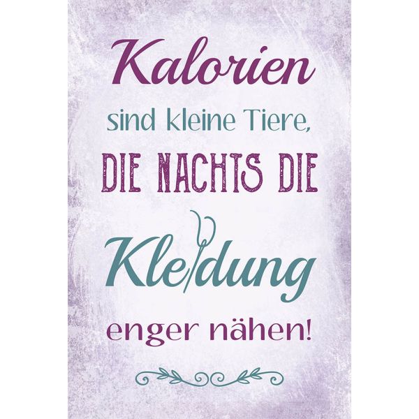 Postkarte True Words Glückwunschkarte Kalorien sind kleine Tiere, die Nachts die Kleidung enger nähen