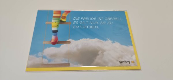 Allgemeine Wünsche – Glückwunschkarte im Format 11,5 cm x 17,5 cm mit Umschlag – Serie: Smiley – Bunte Strümpfe auf Leiter