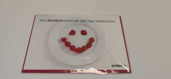 Allgemeine Wünsche – Glückwunschkarte im Format 11,5 cm x 17,5 cm mit Umschlag – Serie: Smiley – Erdbeersmiley