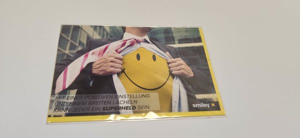 Allgemeine Wünsche – Glückwunschkarte im Format 11,5 cm x 17,5 cm mit Umschlag – Serie: Smiley – Smiley auf T-shirt unter Hemd