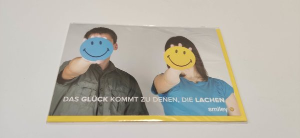 Allgemeine Wünsche – Glückwunschkarte im Format 11,5 cm x 17,5 cm mit Umschlag – Serie: Smiley – Smileysticker vor das Gesicht gehalten