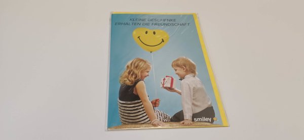 Allgemeine Wünsche – Glückwunschkarte im Format 11,5 cm x 17,5 cm mit Umschlag – Serie: Smiley – 2 Kinder mit Smileyballon