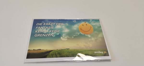 Allgemeine Wünsche – Smiley - Glückwunschkarte im Format 8,5 cm x 13,5 cm mit Umschlag – Smiley am Himmel