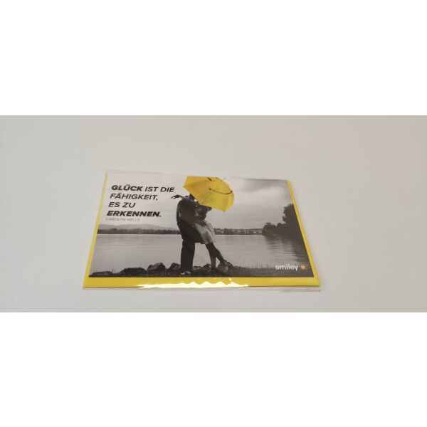 Allgemeine Wünsche Smiley Glückwunschkarte mit Umschlag 8,5 x 13cm umarmendes Paar am See mit Smileyregenschirm