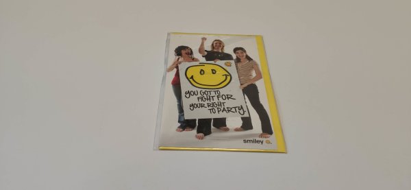 Allgemeine Wünsche – Smiley - Glückwunschkarte im Format 8,5 cm x 13,5 cm mit Umschlag – Personen halten Plakat mit Smileys