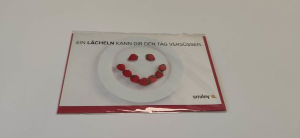 Allgemeine Wünsche – Smiley - Glückwunschkarte im Format 8,5 cm x 13,5 cm mit Umschlag – Erdbeeren bilden Smiley auf Teller