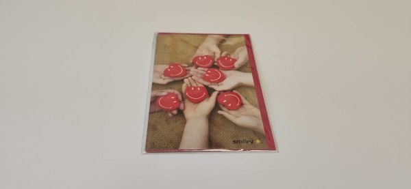 Allgemeine Wünsche – Smiley - Glückwunschkarte im Format 8,5 cm x 13,5 cm mit Umschlag – Smileyherzen in Händen