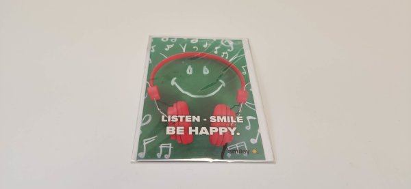 Allgemeine Wünsche – Smiley - Glückwunschkarte im Format 8,5 cm x 13,5 cm mit Umschlag – Smiley und rote Kopfhörer
