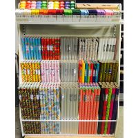 Truhe bestückt mit Geschenkpapier & Bändern - Maße des Verkaufsständers: 125 x 165 x 53 cm (BxHxT)  - Gesamt-UVP der Warenbestückung: € 1500,00