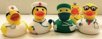 4 Krankenhaus Mediziner Quietscheenten – UVP: 23,96 € – Arzt – Chirurg – Krankenschwester - Enten - 4erSet - bestehend aus 4 Quietsche-Enten - Badeenten - ca. 8 cm gross