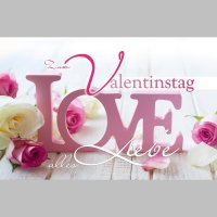 Valentinstag - Glückwunschkarte im Format 11,5 x 17 cm mit Umschlag - rosa Love-Schild, Rosen auf Holztisch