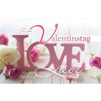 Valentinstag - Glückwunschkarte im Format 11,5 x 17 cm mit Umschlag - rosa Love-Schild, Rosen auf Holztisch